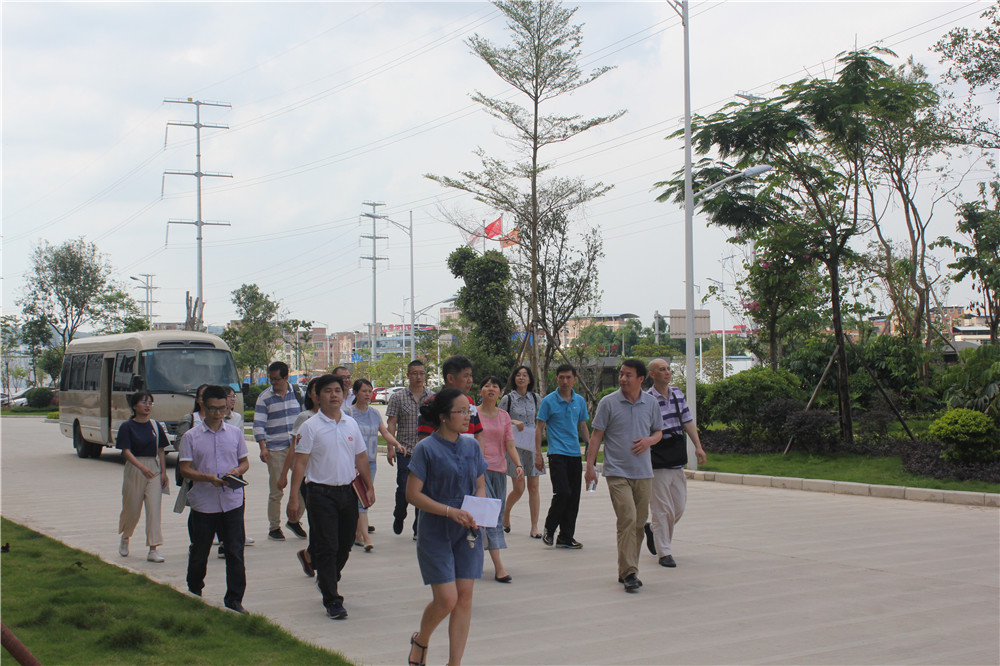 市發(fā)展改革委、中國社科院經濟研究所一行到皇氏集團華南新廠參觀調研