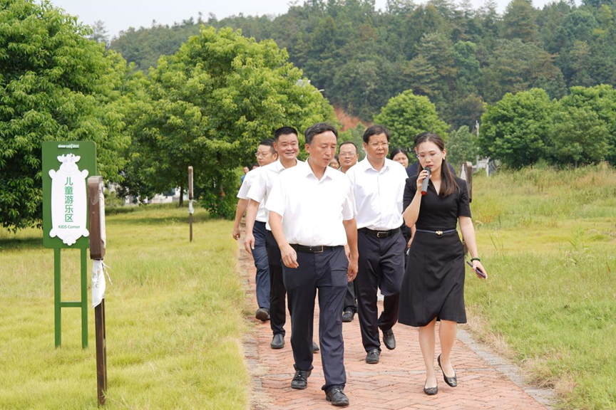 寧鄉(xiāng)市市委副書記、市長黃滔一行蒞臨皇氏集團(tuán)湖南優(yōu)氏歐冠牧場調(diào)研