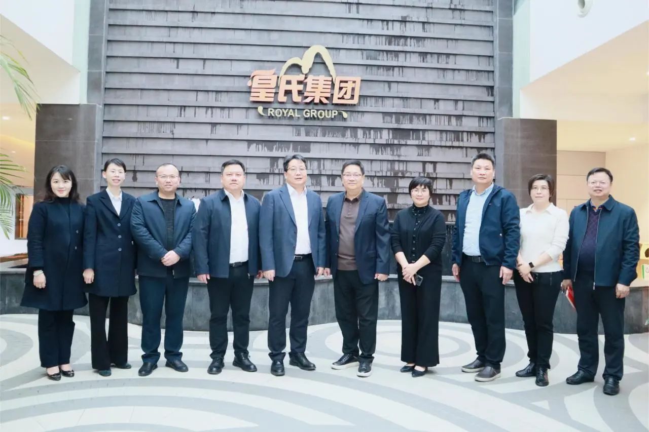 中國銀行廣西區(qū)分行副行長、南寧分行行長曹耀鋒到皇氏集團調研指導